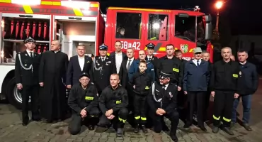 Fajerwerki rozświetliły niebo. OSP Dymek powitała nowy wóz strażacki