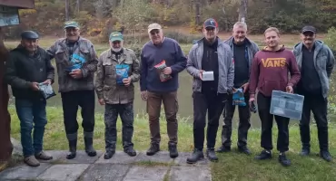 Jesienny haczyk tkwi w jeziorku. Spławikowe zawody wędkarskie w Trębaczewie
