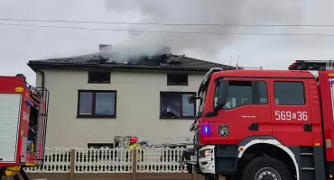 Pożar w Lututowie. Ogień pojawił się na poddaszu domu