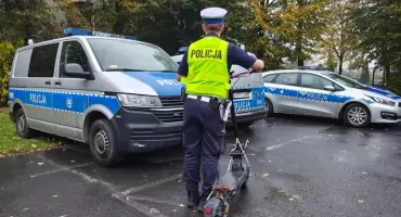 Głupia jazda na hulajnodze w dwójkę. Nastolatek uderzył głową o chodnik