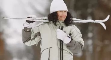 Kijki narciarskie dopasowane do sylwetki i stylu jazdy. Co ma znaczenie przy wyborze?